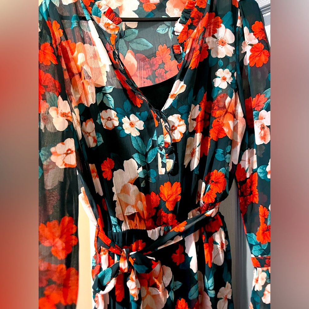 Fall dress size 12 colorful fits very flattering and looks great